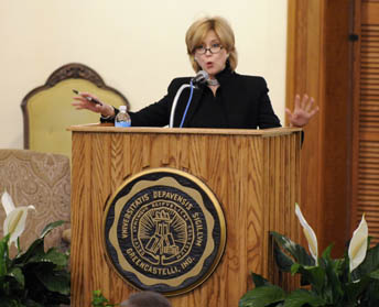 Jane Pauley speaking behind the lecturn